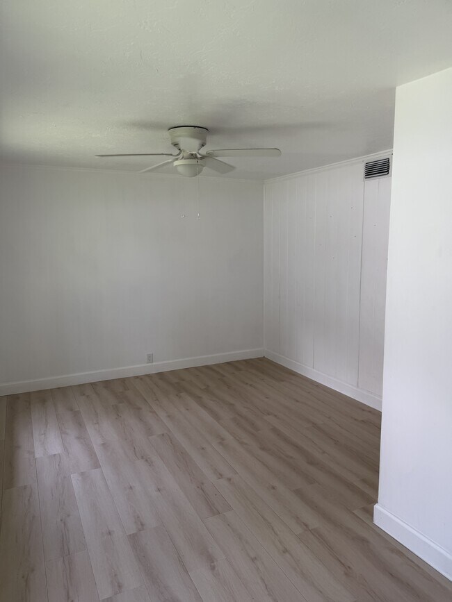 Building Photo - 923 Ivanhoe Way S