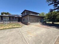 Building Photo - 742 McClay Rd