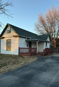 Building Photo - 3 Bedroom/1 bath house