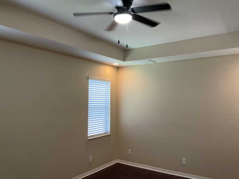 Building Photo - 16017 Loneoak View Dr