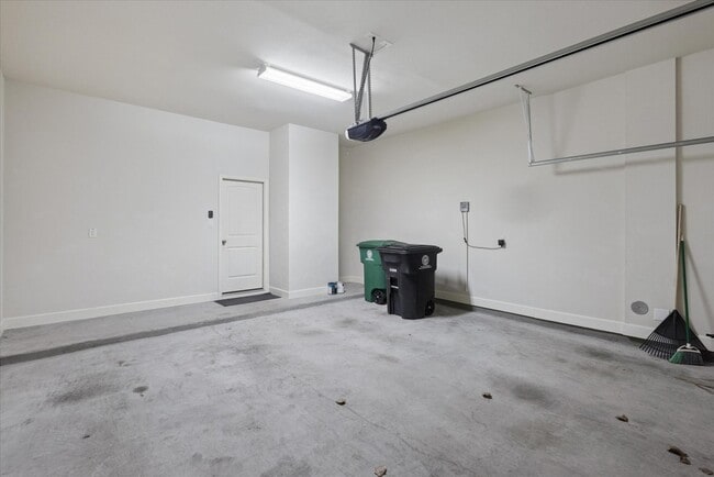 Building Photo - 814 W 26th St