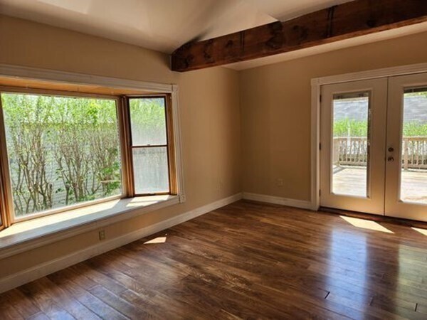 Building Photo - 291 Main St