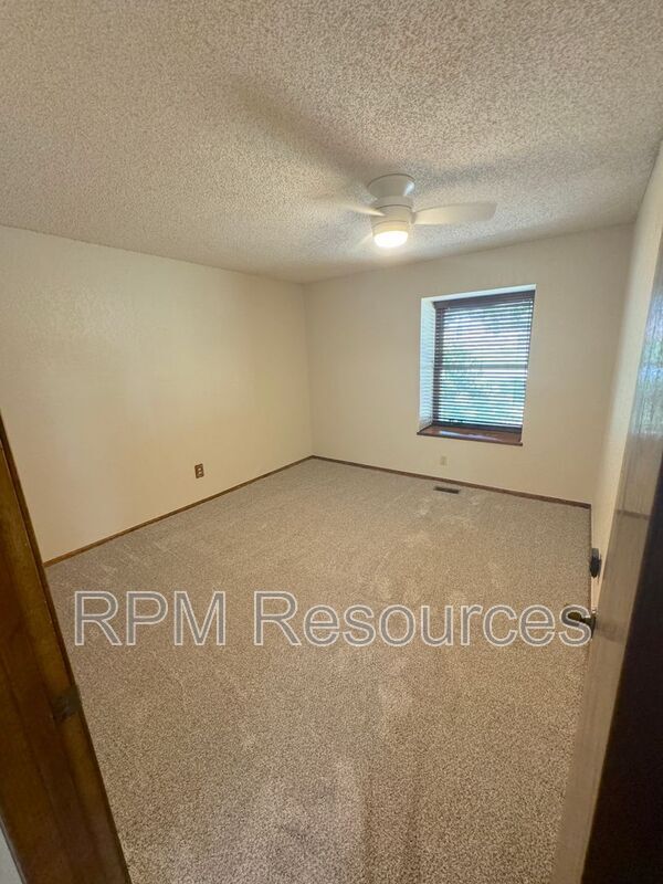 Building Photo - 12000 Hollyrock Dr