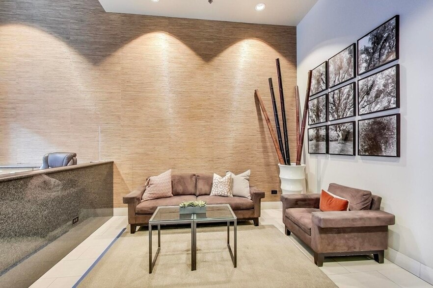 Lobby - 400 W Ontario St