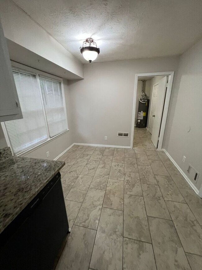 Building Photo - READY NOW!!!! 3 bed 2 bath!