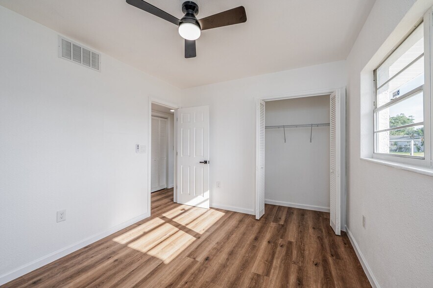 Building Photo - 1811 Rhoades Terrace
