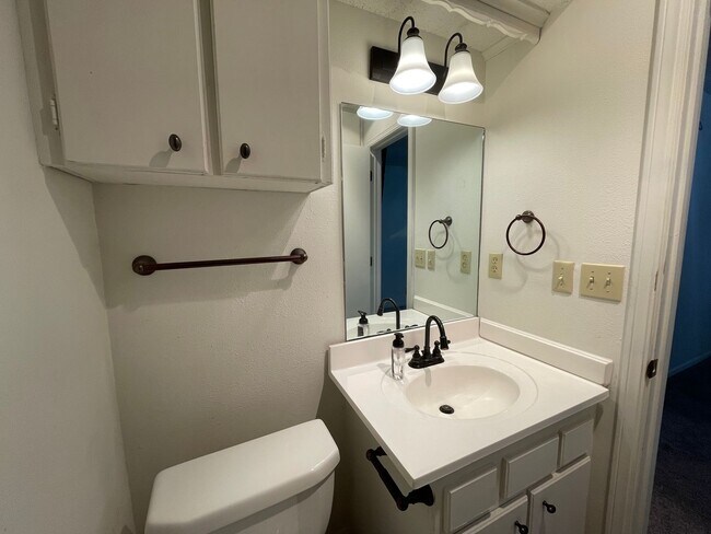 Building Photo - Beautifully Maintained Single-Level Home