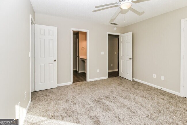 Building Photo - 60 Meadowridge Dr