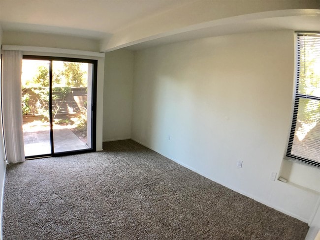 Building Photo - 328 Glenneyre St