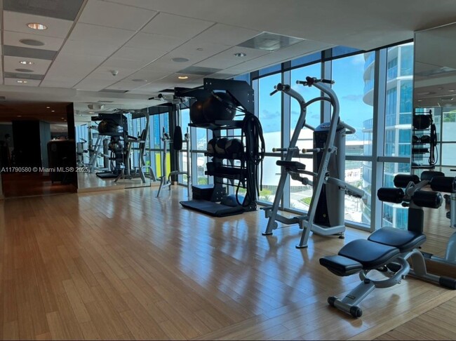 Building Photo - 900 Biscayne Blvd