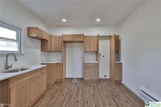 Building Photo - 1660 Main St