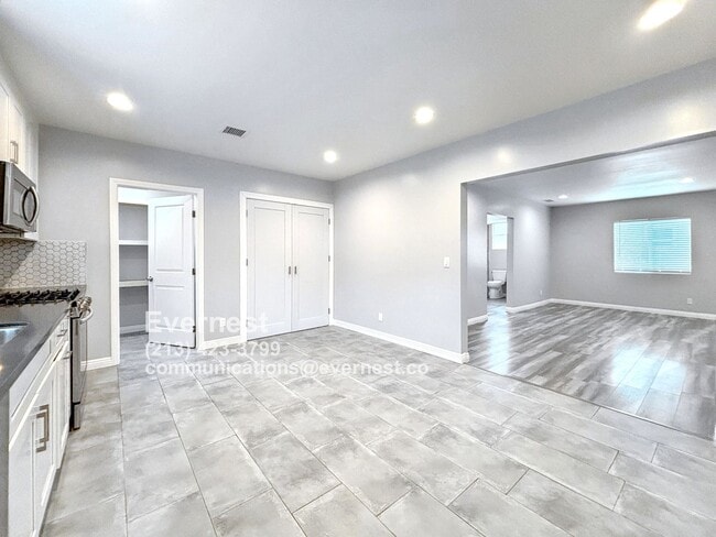 Building Photo - Introducing a modern 2-bedroom, 2-bathroom...