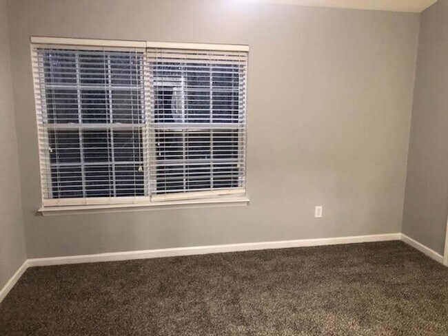 Building Photo - 2 Bedroom 2.5 Bath Townhome in Summer Wood!