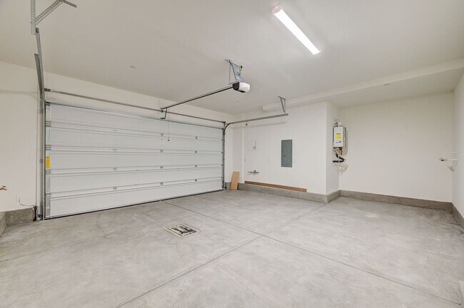 Building Photo - Stunning Summerlin townhome! 2 car garage!