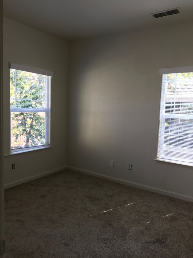 Building Photo - 3 Bedroom Home Close to Gym and Shopping-$1,000 OFF First Month's Rent