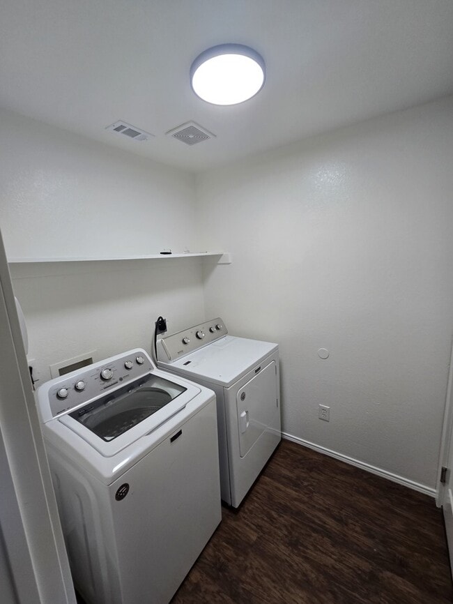 Building Photo - 908 Cooper Ln