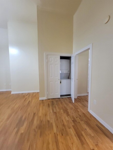 Building Photo - 409 W 53rd St