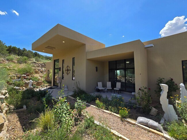 Building Photo - 2618 Summit Ct