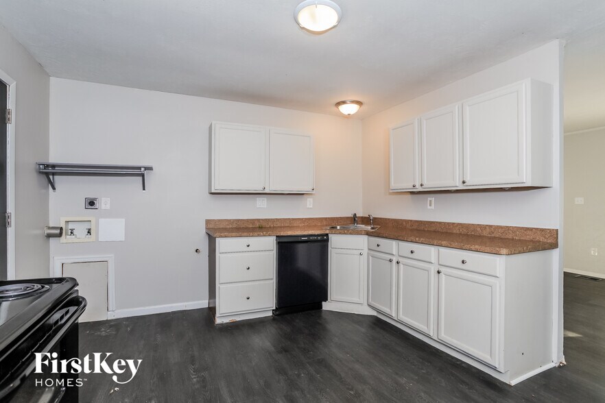 Building Photo - 4880 Hardell Dr