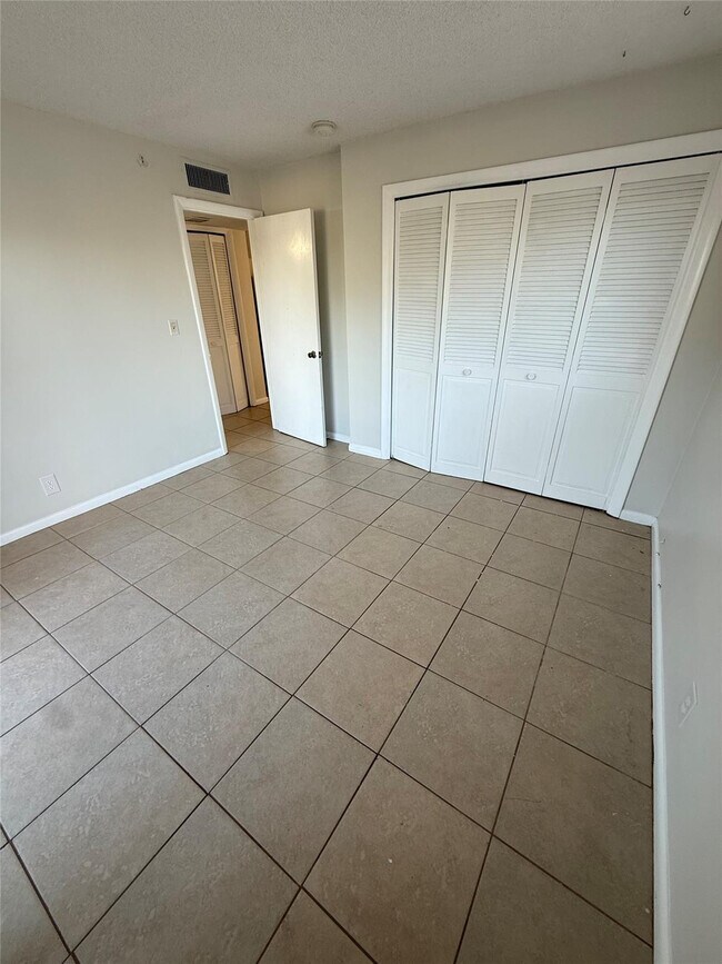 Building Photo - 1235 W River Dr