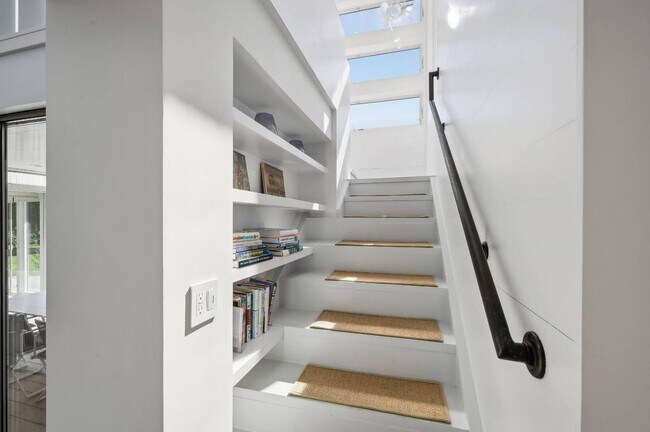 Building Photo - 8 Heller Ln