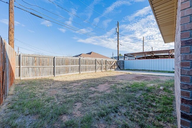Building Photo - 1121 Laredo Dr