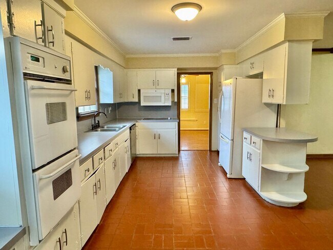 Building Photo - Gorgeous Interiors in this BONUS SPACE + 4 Bedroom  2 Bathroom Home!