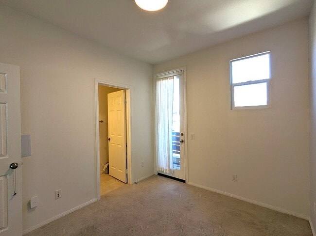 Building Photo - 952 Tarragon Ln