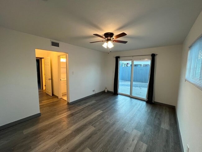 Building Photo - MOVE-IN READY 4+2 w/upgrades + tons of parking!