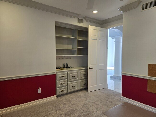 Building Photo - Luxurious home available immediately.