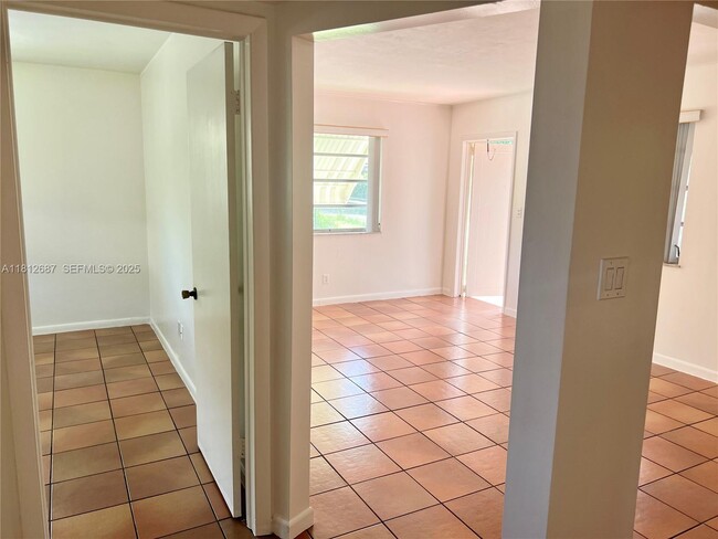 Building Photo - 5133 SW 43rd Terrace