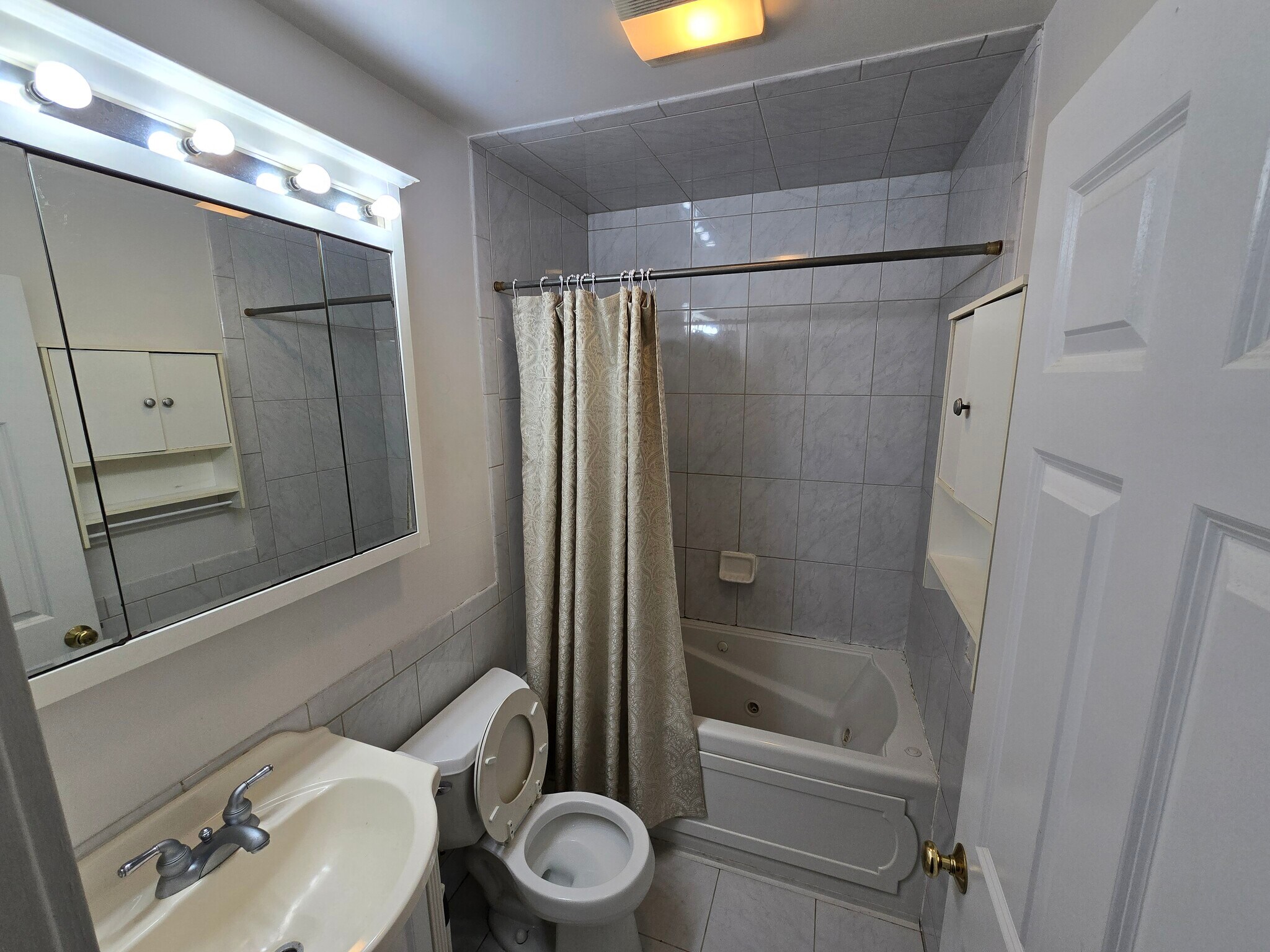 Building Photo - 935 E Huron River Dr