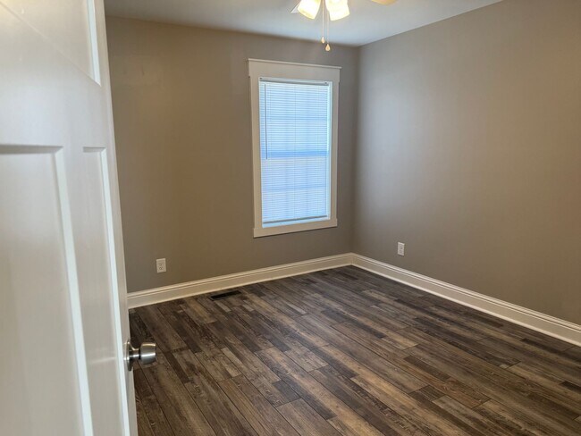 Building Photo - Beautiful 2 bed 1 bath Duplex