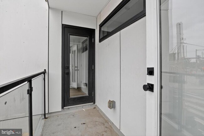 Building Photo - 3965 Lancaster Ave