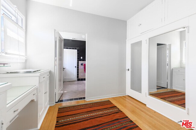 Building Photo - 148 S Orange Dr