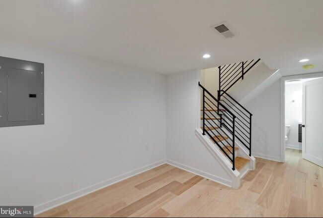 Building Photo - 1824 Olive St