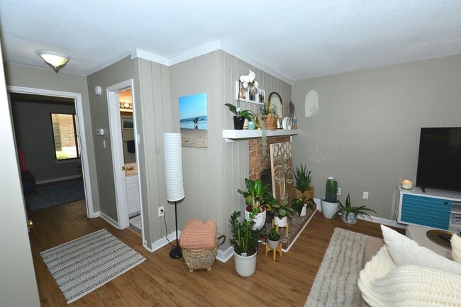 Building Photo - Just Blocks from Beach!