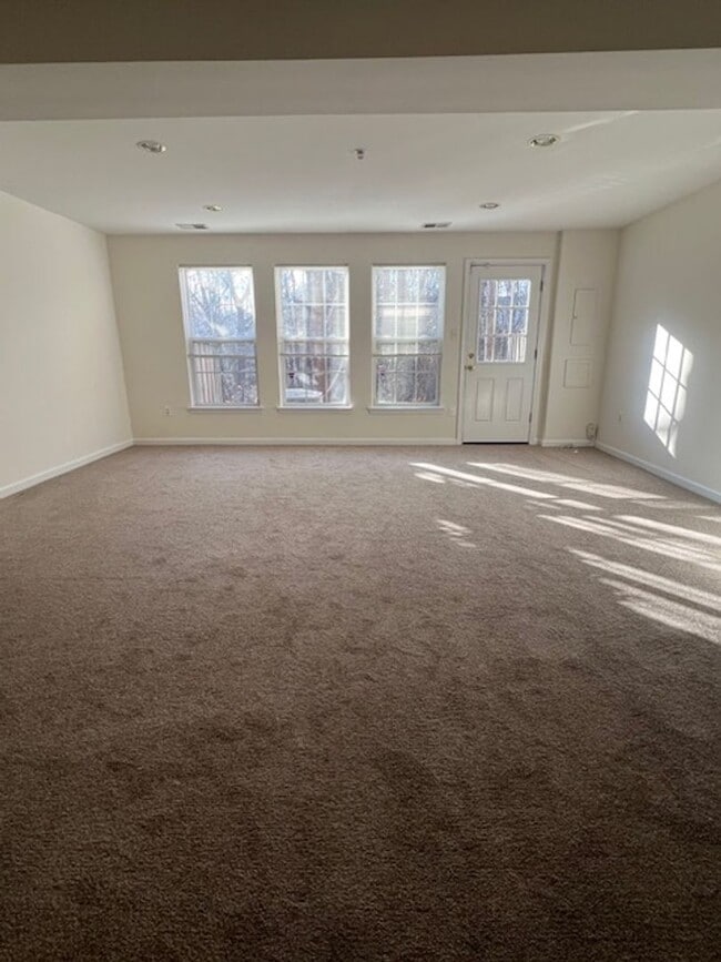 Building Photo - SPACIOUS TOWNHOUSE IN GERMANTOWN