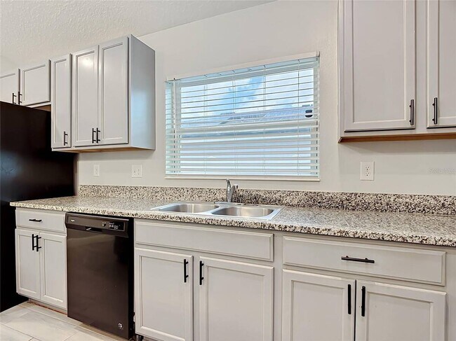 Building Photo - 3040 Lakes Crest Ave