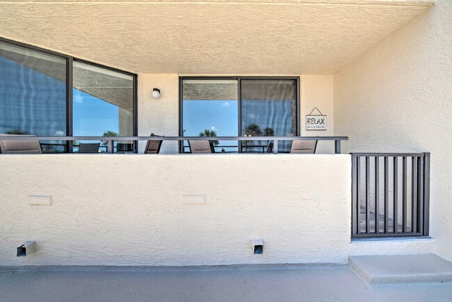 Building Photo - 6105 Sea Ranch Dr