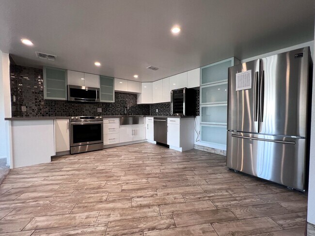 Building Photo - SCOTTSDALE SHADOWS LUXURY CONDO WITH AC, WATER INCLUDED AND 9 HOLE GOLF