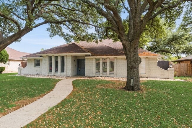 Building Photo - Spacious updated East Dallas home with open layout, flex suite, and easy access to White Rock Lake