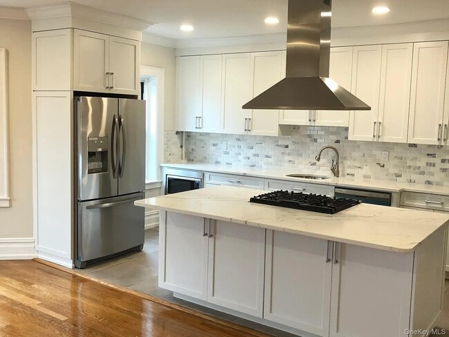 Building Photo - 180 Hilton Ave