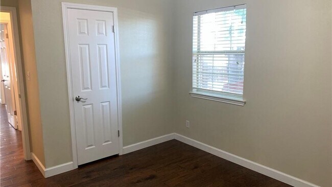 Building Photo - 725 Woodrow Cir