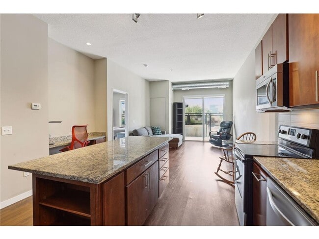 Building Photo - 401 SE Main St