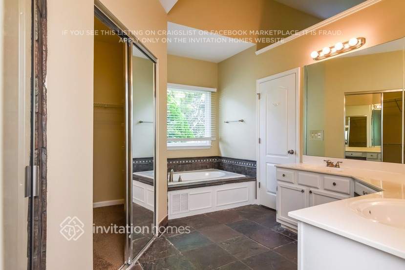 Building Photo - 135 Springlaurel Ct