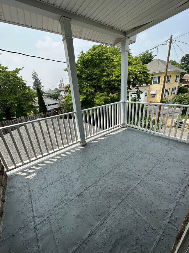 Building Photo - Beautiful 5 Bedroom 2.5 Bath Single Family...