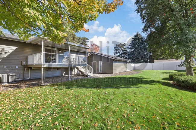 Building Photo - Spacious South Hill Home
