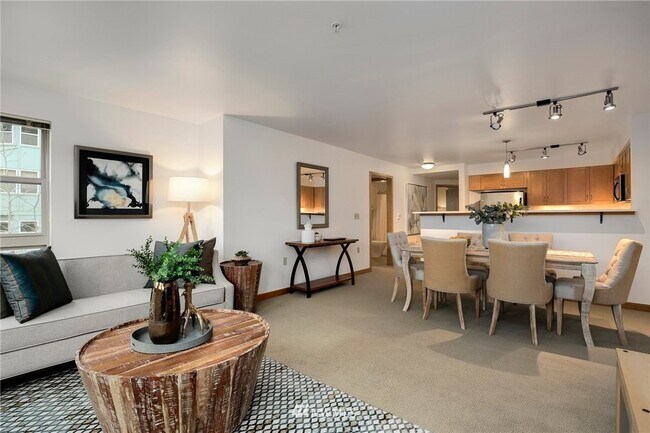 Building Photo - 827 Hiawatha Plz S