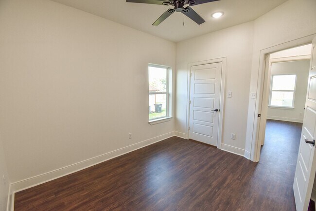 Building Photo - AVAILABLE NOW! Stunning 4 Bedroom 2 Bath i...